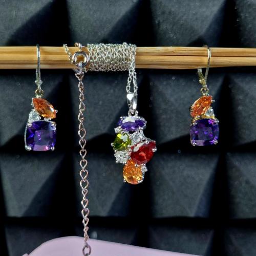 Набір прикрас з кольоровими каменями: сережки та кулон