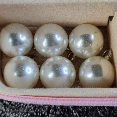 Набір великих перлиноподібних підвісок з металевими петельками