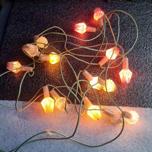 Вінтажна гірлянда з декоративними лампочками