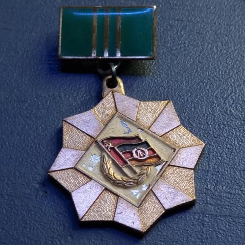 Знак присвячений дружбі між СРСР та НДР.