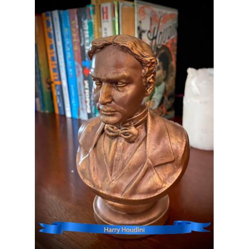​Бюст известного иллюзиониста и фокусника Гарри Гудини. Низкий постамент.  