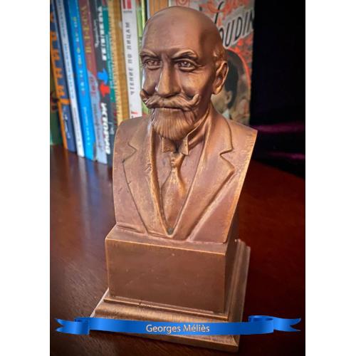 ​Бюст известного иллюзиониста и основателя кинематографа Жоржа Мельеса. Жорж Мельес