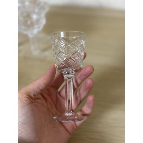 Кришталеві бокали на високій ніжці