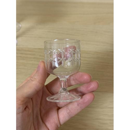 Кришталеві чарки на невисокій ніжці