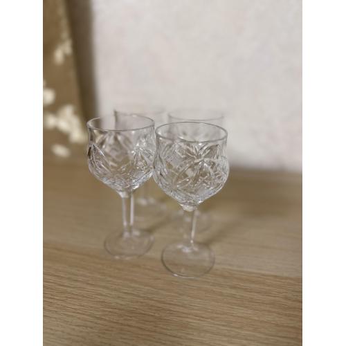 Кришталеві келихи на високій ніжці