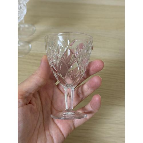 Невисокі кришталеві келихи