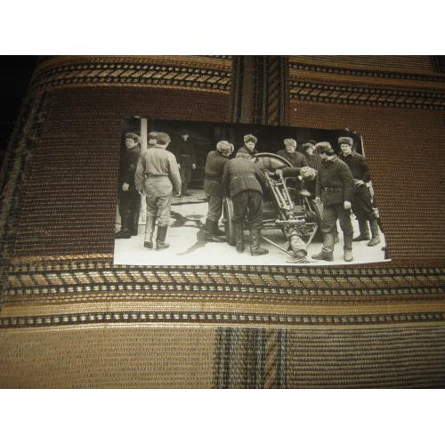 Бойцы со 120-мм миномётом