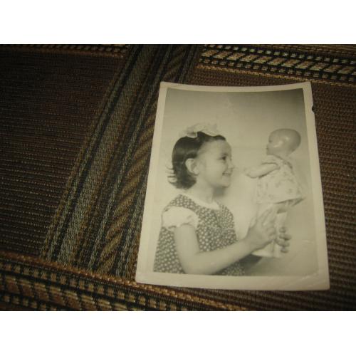 Девочка с куклой