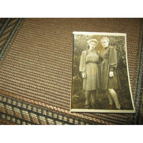 Девушки в платьях