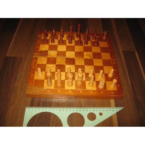 Маленькие деревянные шахматы с доской