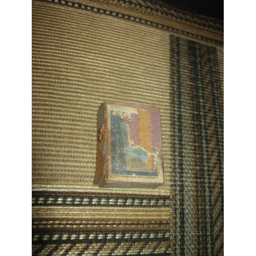 Спички в деревянном коробке