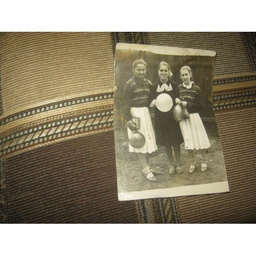 Три девушки