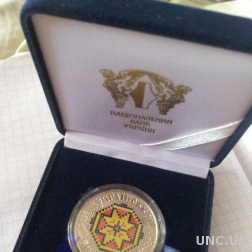 Монета Українська вишиванка в футлярі 5 грн Украинская вышиванка в футляре 2013