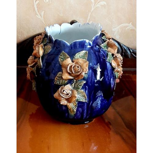 Фарфоровая ваза/конфетница с кобальтовым покрытием и рельефными цветами. 