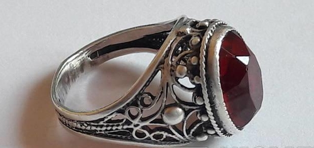 Серебряное кольцо с красным камнем