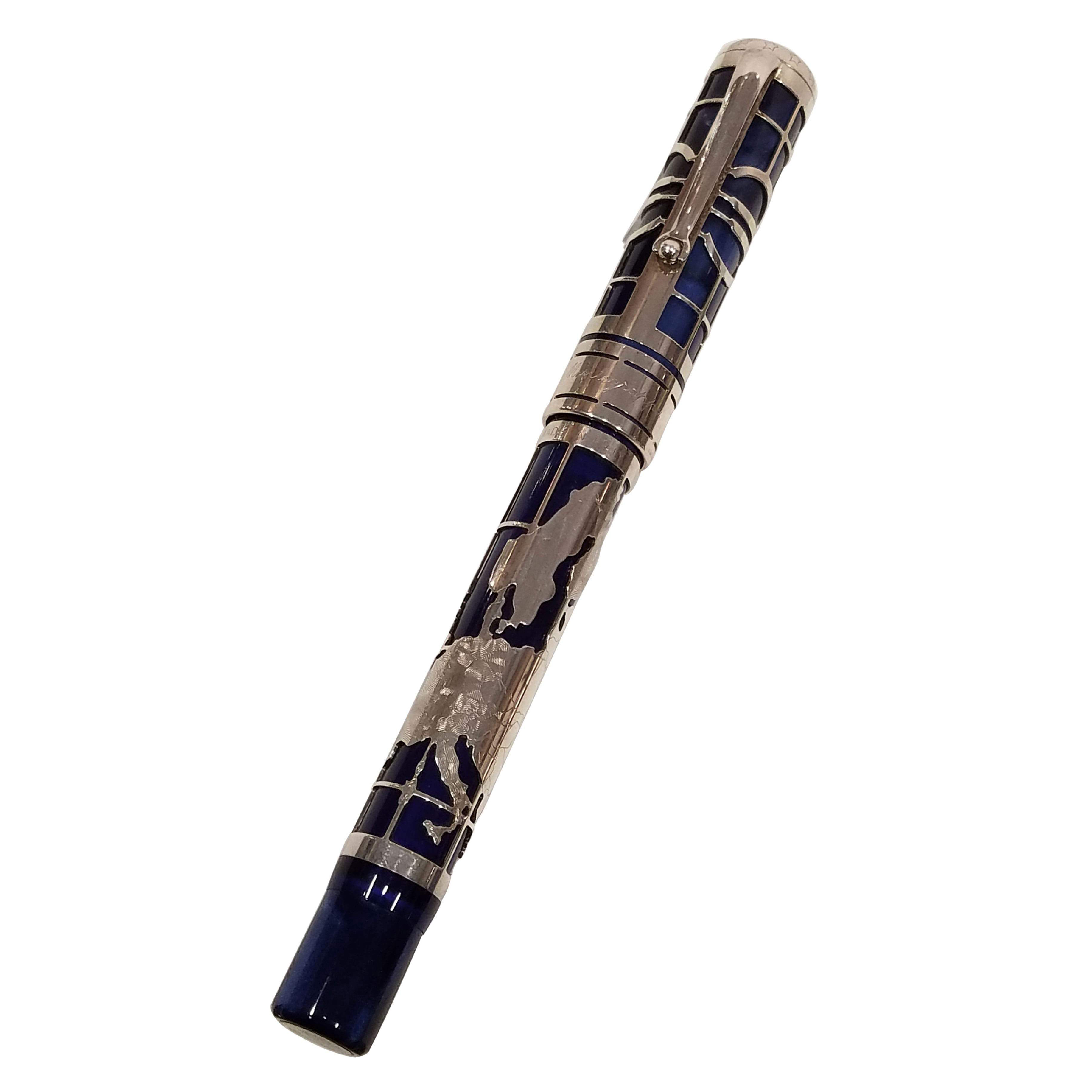 Перо ручки традиционно выполнено из 18-каратного золота и покрыто платиной.