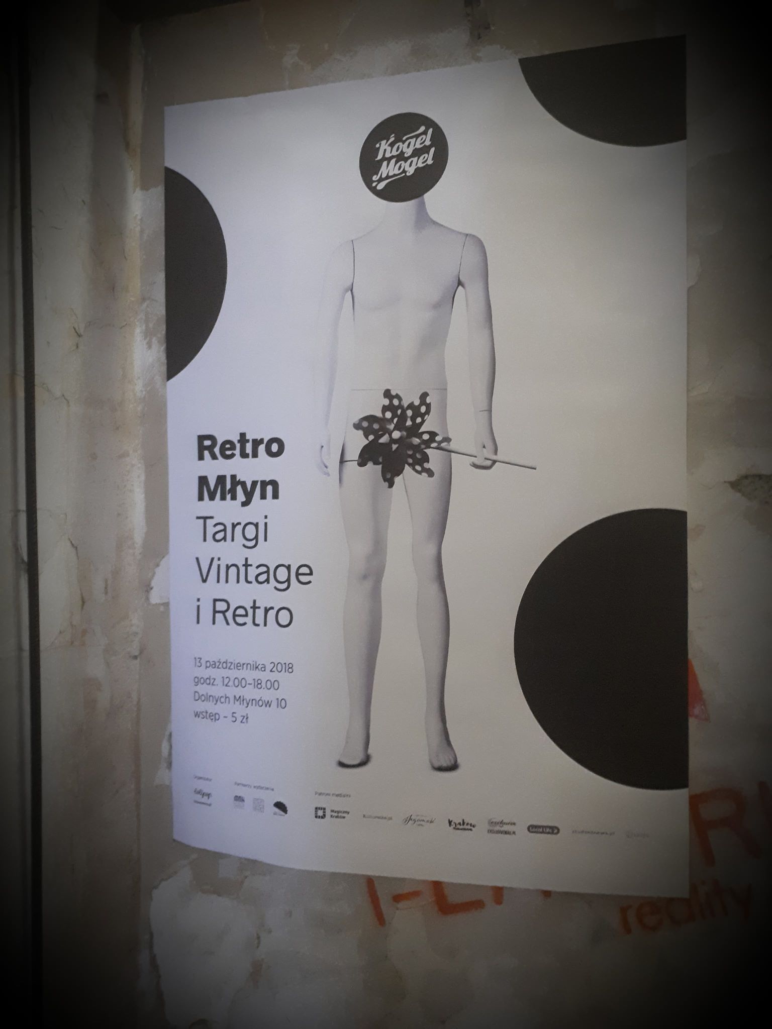Паралельно проходить виставка еротичного плакату Dydo Galeria Plakatu